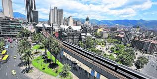 © proporcionado por semana álvaro uribe vélez, expresidente. Medellin Presenta En Espana Como Se Ha Transformado