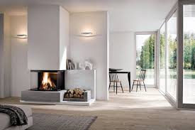 I camini moderni a legna hoxter sono disponibili nei modelli frontale, bifacciale e trifacciale, tutti caratterizzati da una linea essenziale e pulita. Camini Moderni