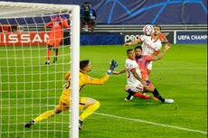 Olivier giroud (chelsea) remate con la derecha desde el centro del área al centro de la portería. Q8aoy5oz4o16sm