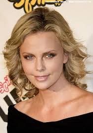 Da kurze haare regelmäßig nachgeschnitten werden müssen, um in form zu bleiben, sind trockene spitzen und spliss selten ein problem. Frisuren Bilder Charlize Theron Mit Zarten Locken Frisuren Haare