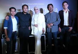 Namun niatnya telah menimbulkan tentangan daripada ahli keluarga lain kerana mereka tidak mempunyai wang yang mencukupi. Meremang Bulu Roma Lakon Babak Dikafan