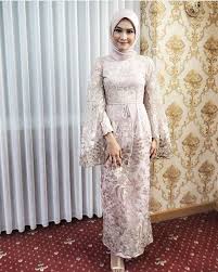 Aplikasi ini kami kembangkan agar para fans aplikasi cara membuat desain baju dapat. Inspired By Anafitris Dress Brokat Muslim Soiree Dress Hijab Desain Baju Dress Hijab Terbaru Diary Hijaber