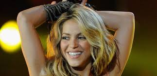 Shakira rarely wears her hair back, but she did at the 2005 mtv video music awards, letting platinum highlights fall out of her darker, messy ponytail. Shakira Poses Makeup Free In Zebra Print Crop Top While Preparing For Super Bowl Halftime Show