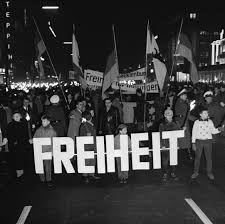 Als die sowjets nach streitigkeiten mit den anderen alliierten mächten eine blockade ausrufen und somit den westteil der stadt in eine versorgungsfalle zu treiben versuchen, reagiert. Konrad Adenauer Stiftung Geschichte Der Cdu Die Ddr Beginnt Mit Der Errichtung Der Berliner Mauer Und Mit Der Befestigung Der Innerdeutschen Grenze