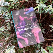 De oma van schrijver rashid novaire werkte vóór de tweede wereldoorlog als dienstmeisje bij een gegoede familie in utrecht en ook één van haar zussen was de vooravond is ten dele gebaseerd op de familiegeschiedenis van novaire. Verwachting Anna Hope Het Boekenrijk