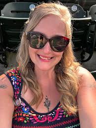 Hello! I'm just wondering how many of you would love to say hello back to  me? 🥰🥰