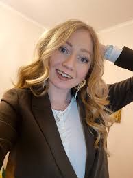 Ještě jedna fotka ze včera😊 teda musim vám říci... skoro vůbec nepiju a  včera jsem měla 3 skleničky a nejen že jsem byla opilá, ale dneska ráno mam  trochu bolehlav😬🙄🫣 snad se