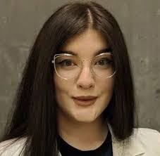 Allison Denman's Instagram, Twitter & Facebook