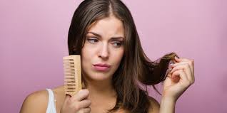 Un geste simple, mais qui permet de camoufler les zones dégarnies, tout en donnant du volume, sans passer par la case ciseaux. Comment Vivre Avec Une Alopecie Cosmopolitan Fr