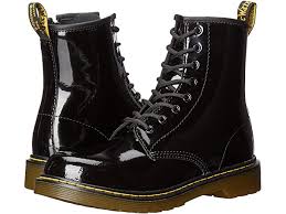 Vazno Mjesovit Dlan Dr Martens Bakancs Delaney Youth Lace Boot Ulf M Net Martens, also commonly known as doc martens, docs or dms is a british footwear and clothing brand, headquartered in wollaston in the wellingborough district of northamptonshire, england. ulf m net