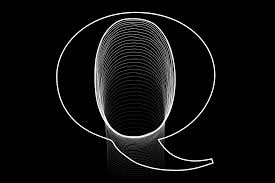 Q (altimenti noto come qanon) è una sofisticata operazione militare, mirata ad aggirare i mezzi d'informazione convenzionali e condotta da soldati digitali attraverso l'uso anonimo di internet su piattaforme non censurabili. A Playbook For Combating Qanon The New York Times