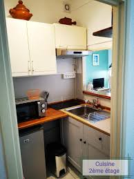 In some motel and hotel rooms, small apartments, college dormitories, or office buildings, a kitchenette consists of a small refrigerator, a microwave oven, and sometimes a sink. V Appart Hotel Avec Kitchenette Orange Aktualisierte Preise Fur 2021
