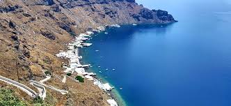 L'isola fu devastata da un terremoto nel 1956, oggi ricostruita per accogliere un gran numero di turisti. La Caldera Di Santorini Grecia Info