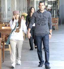 Çift 2006 yılında başrol oynadıkları fırtına dizisinin setinde tanıştı. Murat Yildirim Ve Burcin Terzioglu Bosandi Foto Galerisi 9