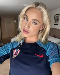 Attitude. Can you say "attitude". I love how she wore this one.