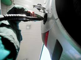 Consiliul concurenţei va lansa luni, 1 iulie, platforma „monitorul preţurilor pentru carburanţi~, care va conţine informaţii despre tarifele practicate în marile lanţuri de benzinării din românia, potrivit unui anunţ al instituţiei. CarburanÈii IncluÈi In Monitorul PreÈurilor