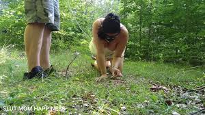 Milf soumise salope prise en promenade en laisse dans la forêt
