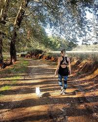 Η άννα κορακάκη ανέβασε στο προφίλ της στο instagram μερικές φωτογραφίες της με κίτρινο μαγιό, στις οποίες το καλλίγραμμο σώμα της ξεχωρίζει, εισπράττοντας και κολακευτικά σχόλια. H Anna Korakakh E3hgei Ti Symbainei Sto Swma Ths Ka8e Fora Poy Shmadeyei Ton Stoxo Video