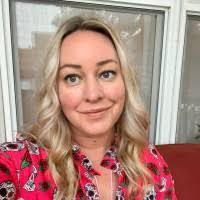 Elizabeth Dall's Instagram, Twitter & Facebook