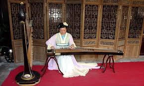 Alat musik tradisional cina alat musik pukul/perkusi luo dagu paigu musik cina muyu alat musik gesek alat musik tiup gehu xiao suona gaohu dizi erhu alat musik petik banhu liuqin yangqin sejarah sejak berdirinya republik rakyat china pada tahun 1949, musik nasional china. Guzheng Alat Musik Tradisional Khas Tiongkok Tionghoa Info