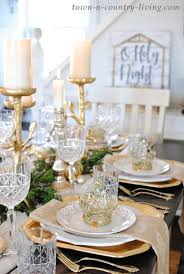 10 Round Dining Tables To Create A Cozy And Modern Decor Holiday Table Settings Table Settings Christmas Table Settings