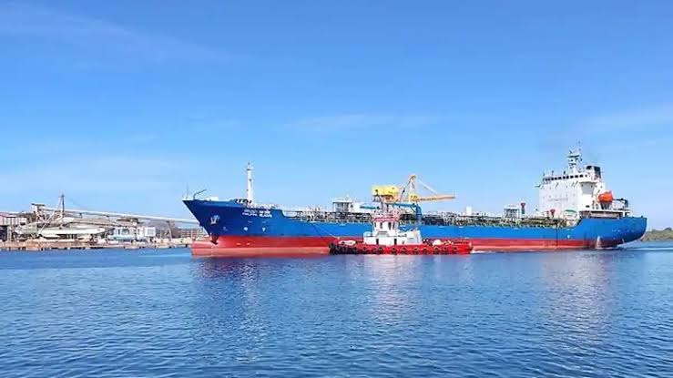 Aktivitas muat CPO di pelabuhan ekspor, AI generated