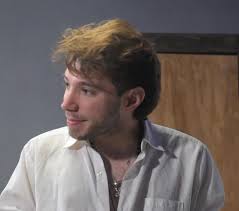 𝐹𝑟𝑎𝑛𝑐𝑖𝑠𝑐𝑜 𝐴𝑙𝑏𝑜𝑟𝑛𝑜𝑧. 𝐷𝑖𝑟𝑒𝑐𝑡𝑜𝑟 𝑦  𝑑𝑟𝑎𝑚𝑎𝑡𝑢𝑟𝑔𝑜. "𝐻𝑎𝑦 𝑚á𝑠 𝑐𝑜𝑠𝑎𝑠 𝑒𝑛𝑡𝑟𝑒 𝑒𝑙 𝑐𝑖𝑒𝑙𝑜  𝑦 𝑙𝑎 𝑡𝑖𝑒𝑟𝑟𝑎, 𝑑𝑒 𝑙𝑎𝑠 𝑞𝑢𝑒 𝑠𝑢𝑒ñ𝑎 𝑡𝑢 𝑓𝑖𝑙𝑜𝑠𝑜𝑓í𝑎."  📸@vinuur._