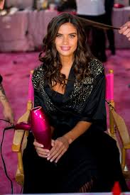 Sara sampaio nos hace ver que hasta las modelos tienen un cuerpo distinto según la postura. Sara Sampaio Modelos Belleza