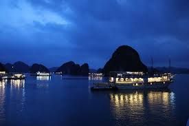 La baia di ha long si trova a circa 170 chilometri (105 miglia) ad est di hanoi e copre una vasta i bus navetta da hanoi a baia di halong offrono un servizio simile ai minibus e dovresti riuscire a. Veduta Notturna Della Baia Di Halong Picture Of Luxury Travel Hanoi Tripadvisor