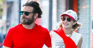 Photo Gigi Hadid Bradley Cooper et Pedro Pascal à Paris - Marie Claire