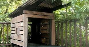 recycled pallet dog house 11 dog house from pallets diy to make abri pour chien cabane pour chien niche chien