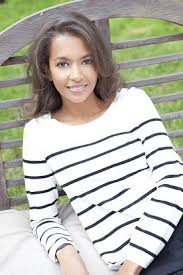 Son bac en poche, karine le marchand se rend à paris avec l'espoir d'entamer une carrière de chanteuse. Karine Lemarchand Biographie Et Filmographie