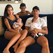 Jetzt wird die schöne nachricht aber auch endlich ganz offiziell von dem fußballstar. Cristiano Ronaldo Zeigt Zum Ersten Mal Seine Familie Intouch