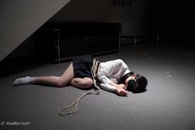 VerbotenLandia — koedkariuchi: 目を覚まさない少女。