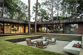 Jardin En Contrebas Avec Fosse De Conversation Et Foyer Enfonce Decouvrez La Derniere Tendance De L Amenagement Jardin En Contrebas Maison D Architecture Maison Contemporaine