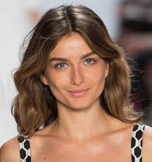 What is balayage hair, is it better than traditional highlights, and how is it different from ombre? Balayage For Medium Hair A Hairstylist S Guide Our Top Looks