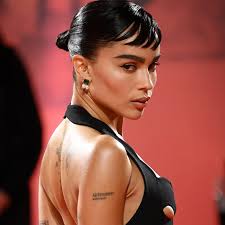 Sie ist von beiden seiten afroamerikanischer und jüdischer abstammung. Sehen Sie Sich Das Freizugige Kleid Von Zoe Kravitz Von Der Batman Premiere An