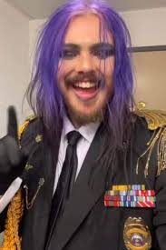 Absolutely love Kim Dracula!! Gorgeous an talented!!😍🖤💜🩶