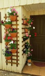Turn Terracotta Pots To A Vertical Garden Garten Pflanzen Vertikaler Garten