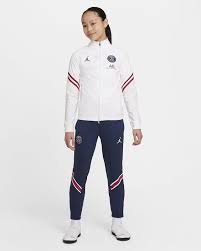 Wenn er bei nike und bei psg nicht im onlinestore ist dann wirst du ihn online nirgends bekommen. Paris Saint Germain Strike Home Nike Dri Fit Fussball Trainingsanzug Fur Jungere Kinder Nike Lu