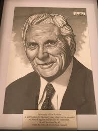 QE artist recognizes community leader at graduation