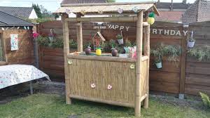 Il existe une multitude de solutions pour apporter un aspect authentique dans votre intérieur. Fabriquer Un Tiki Bar D Exterieur En Bambou Magicmanu