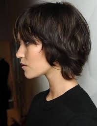 Avec des longueurs très lisses, ou on sèche aux doigts ou en faisant un brushing. Coupe Cheveux Carre Degrade Avec Frange Cheveux Courts Cheveux Coupe Courte Cheveux Epais