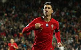 La star du portugal cristiano ronaldo, qui a marqué sur penalty (86e) avant d'inscrire un doublé contre la hongrie mardi à budapest, est devenu le meilleur buteur de l'histoire de l'euro avec un total de onze buts, soit deux de plus que le français michel platini. Euro 2020 Cristiano Ronaldo A Un But D Etre Le Meilleur Buteur De L Histoire Des Phases Finales Africa Foot United
