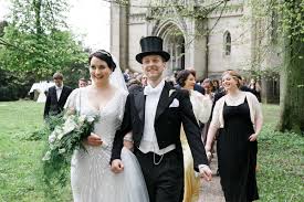 Unsere fünfte hochzeit fand bei schönstem sommerwetter statt. Auszug Brautpaar Bei Art Deco Hochzeit Schloss Krochlendorff Hochzeitsfotograf C Www Hochzeitslicht De Hochzeitsfotograf Berlin