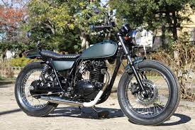 カワサキの250trをベースにカスタムされた シンプルかつ扱いやすいライトウェイトなカスタムが施されたポートラップの一台 シンプルなカスタムだからこそペイントが際立つ 純正のタンクは残しつつ オリーブドラブにペイント 前後のフェンダーをワンオフで製作しバ