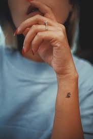 Posted by admin ab thursday, january 19, 2012 0 comments. Tatouages 28 Inspirations Minimalistes Pour Les Femmes Discretes