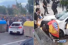 Embiste auto a aficionados afuera del Espanyol-Barsa