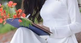Cô giáo áo dài trắng, viết lưu bút, hoa phượng đỏ | Áo dài, Dép, Phụ nữ