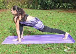 Beim iyengar yoga liegt der fokus auf der genauigkeit der ausführung der körperlichen übungen (asanas) und der atemübungen (pranayama). Was Bewirken Yoga Ubungen Gesund Und Ich De